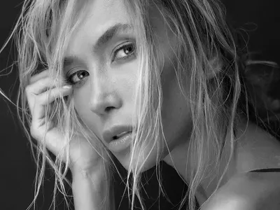 Жената на Башар Рахал се съблече! (ФОТО в галерия)