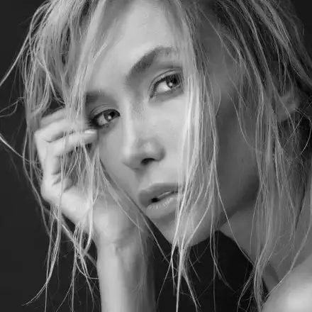 Жената на Башар Рахал се съблече! (ФОТО в галерия)