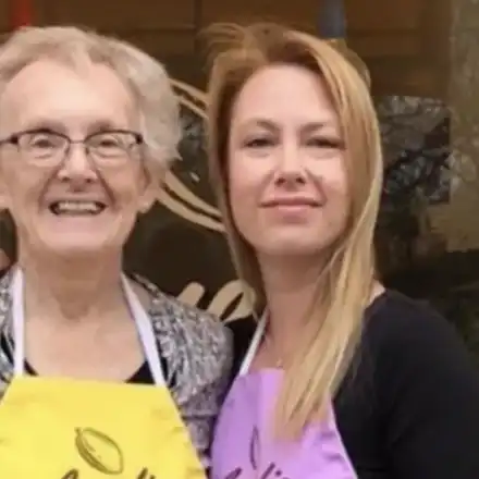 Жената на министър Петков работи с майка си в сладкарница