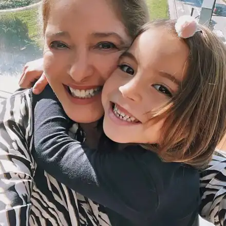 Катето Евро изпрати внучката в първи клас на рождения си ден