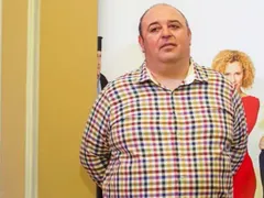 Любо Нейков  носи храна  на родата в  Червен бряг