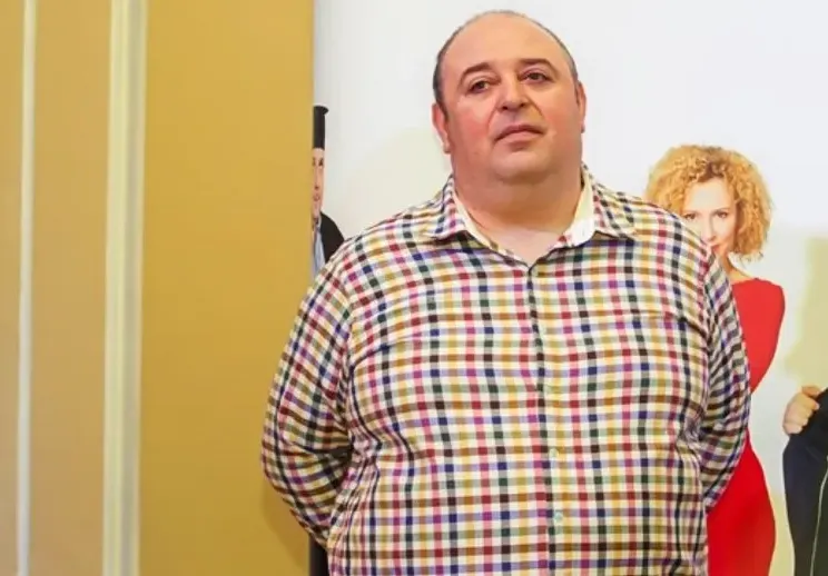 Любо Нейков  носи храна  на родата в  Червен бряг