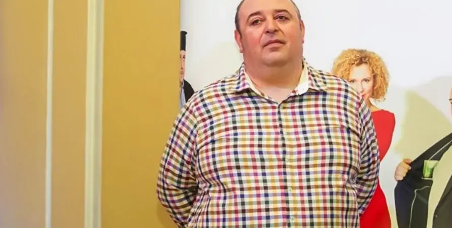 Любо Нейков  носи храна  на родата в  Червен бряг