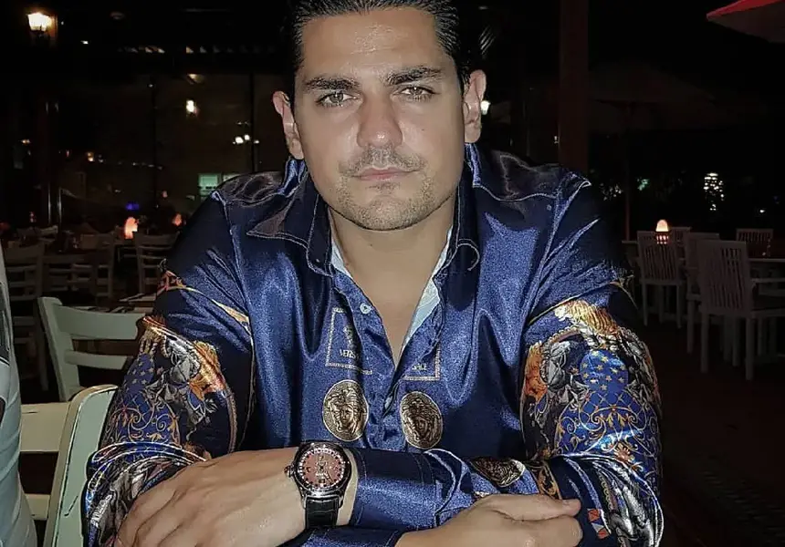 Мега гъзария: Депутат на Слави с гардероб за десетки хиляди, не носи ризи под 2 бона (Галерия)