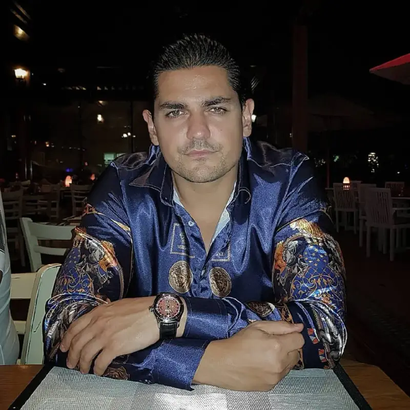 Мега гъзария: Депутат на Слави с гардероб за десетки хиляди, не носи ризи под 2 бона (Галерия)