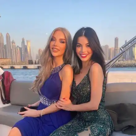 Мегз пори вълните в Дубай! Има си нова приятелка