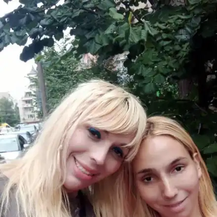 Мелиса (Тихомир) и Емили са първата официално преброена еднополова двойка (Снимки)