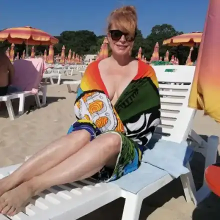 Мира Добрева се пусна без бански на плажа