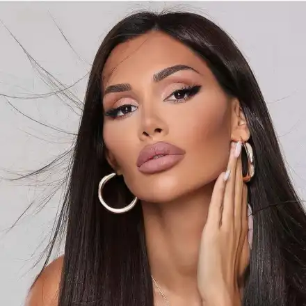 Моделка се преквалифицира в певица