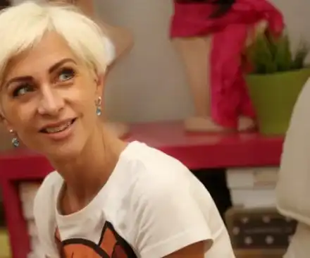 Нана кара по тротоара