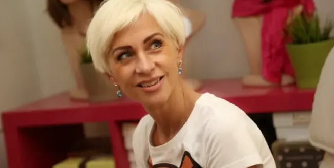 Нана кара по тротоара