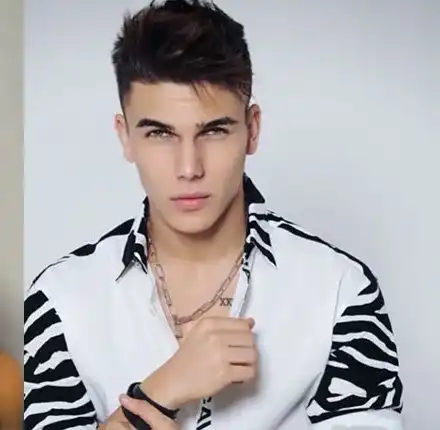 Не чалга баба, а засукана брюнетка заби Денис Теофиков (Снимки в галерията)