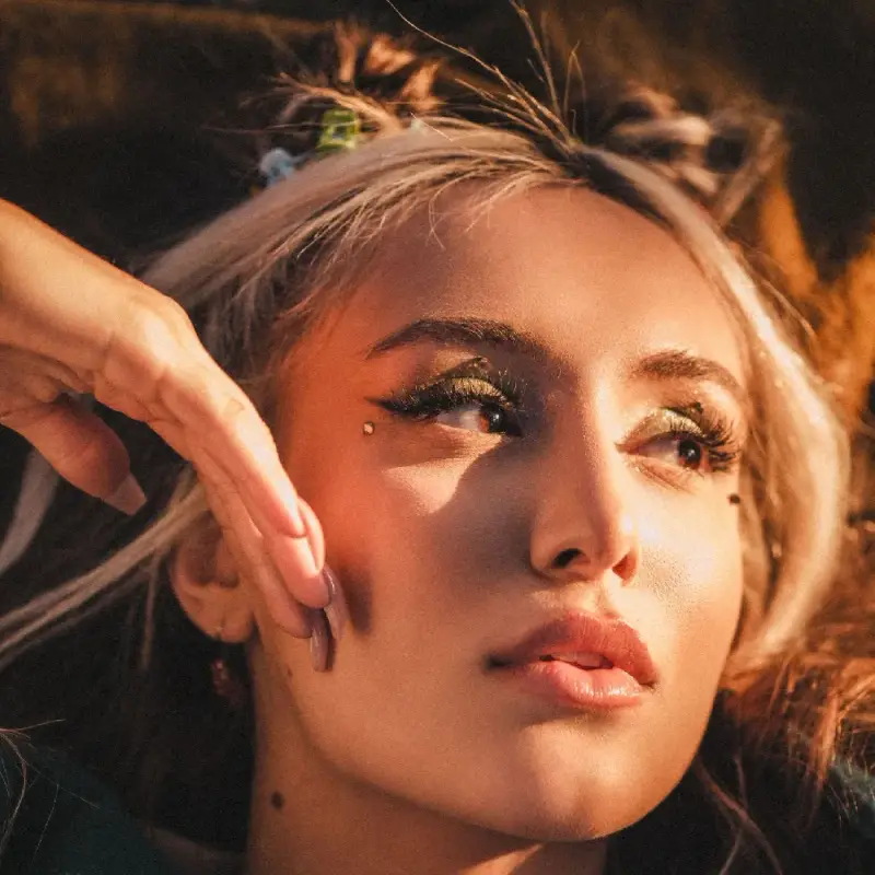 НЛО, пришълци и спираща дъха любовна история в новия клип на Дара Екимова