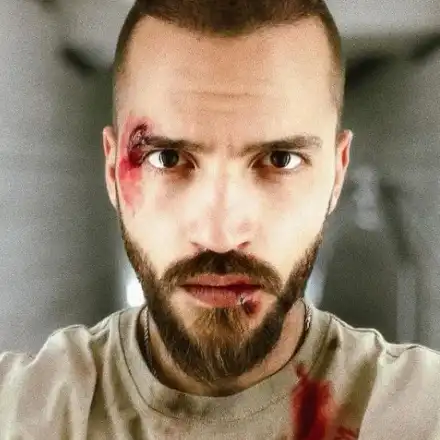 Новата звезда от „Братя“ сериозно обвързан! Ето ослепителната брюнетка, пленила сърцето му (СНИМКИ)