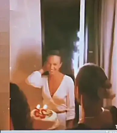 Папи Ханс спретна парти за РД на гаджето