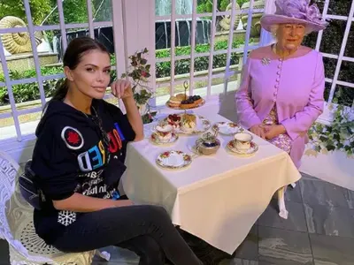 Преслава на чай с Кралицата (Фото)