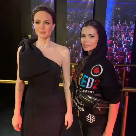 Преслава обиколи  „Мадам Тюсо” с качулка,  събра пачка бакшиши