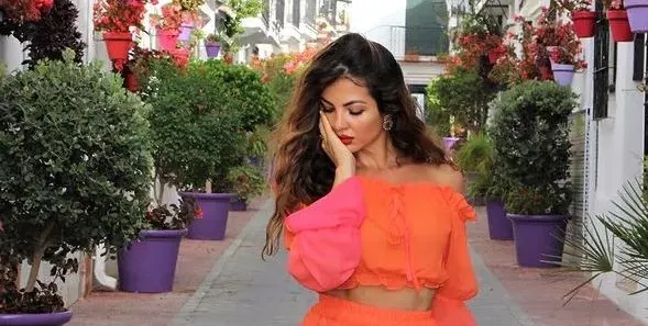 Райна цъфти в Испания! Певицата не издава с кого е