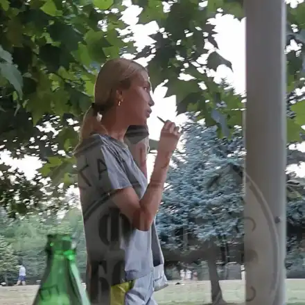 Райна на Башар джитка по къси панталонки насред студа