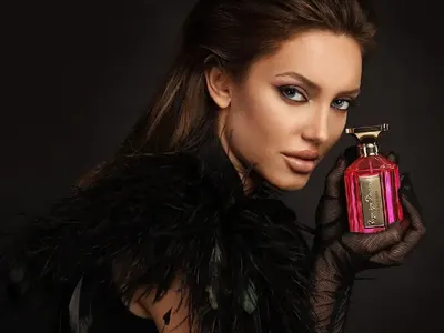 С аромат на звезди! Анджелина Джоли и Ема Уотсън рекламират парфюмите на Евгения Борисова! (СНИМКИ)