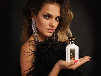 С аромат на звезди! Анджелина Джоли и Ема Уотсън рекламират парфюмите на Евгения Борисова! (СНИМКИ)