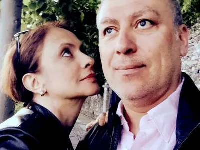 Съпрузите Нейнски се държат като влюбени ученици