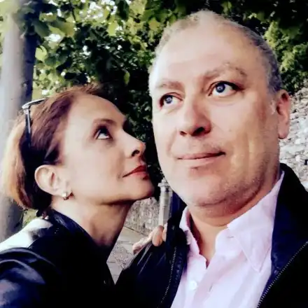 Съпрузите Нейнски се държат като влюбени ученици