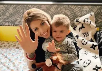 Синът на Джулиана Гани сам си мие зъбите