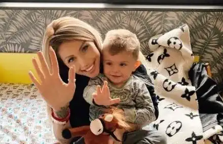 Синът на Джулиана Гани сам си мие зъбите