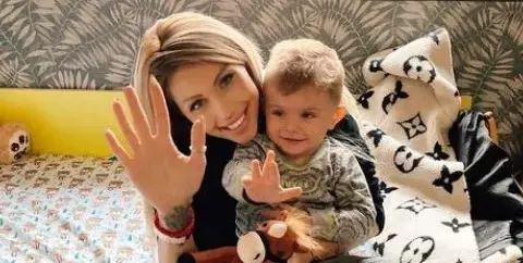 Синът на Джулиана Гани сам си мие зъбите
