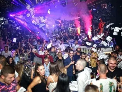 Страх от Ковид ли? Не и в чалгата, г*з до г*з са по концертите