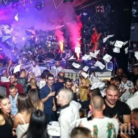 Страх от Ковид ли? Не и в чалгата, г*з до г*з са по концертите