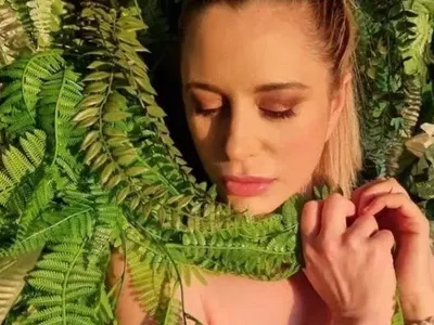 Ваня Щерева разгорещи мрежата само по китара! (СНИМКИ в галерия)