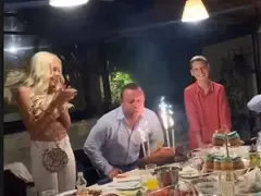 Гаджето на Рачков гледа сина му! Комикът посрещна 49-ия си рожден ден с Анита и Митко-младши