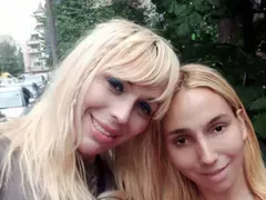 Мелиса (Тихомир) и Емили са първата официално преброена еднополова двойка (Снимки)
