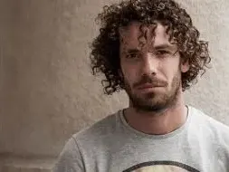 Явор Бахаров пие и се друса от сутринта, къпе се в морето по бельо