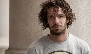 Явор Бахаров пие и се друса от сутринта, къпе се в морето по бельо