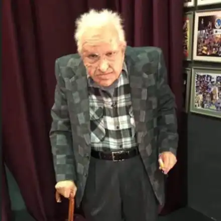 Зуека се пусна като остарял емигрант