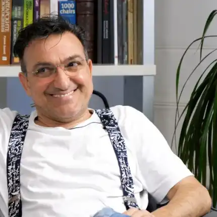 Зуека започва живота си наново във Валенсия! Актьорът напусна родината, след като Слави дойде на власт