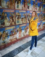 Николета Маданска  се моли за бебето  в Рилския манастир