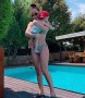 Мария Илиева на басейн със сина си