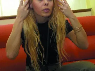 Албена Вулева купува  дрехи втора употреба