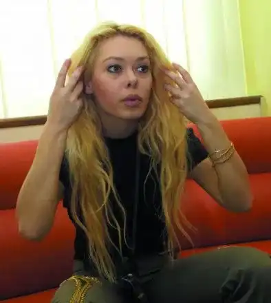 Албена Вулева купува  дрехи втора употреба