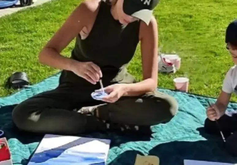 Алекс Петканова учи сина си да рисува