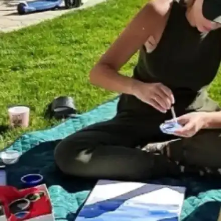 Алекс Петканова учи сина си да рисува