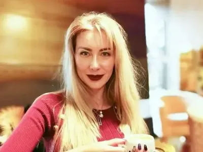 Антония Петрова обучава сина си на градинарство