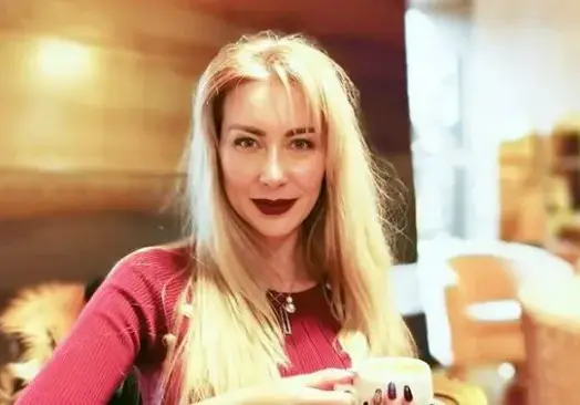 Антония Петрова обучава сина си на градинарство