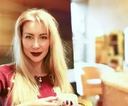 Антония Петрова обучава сина си на градинарство