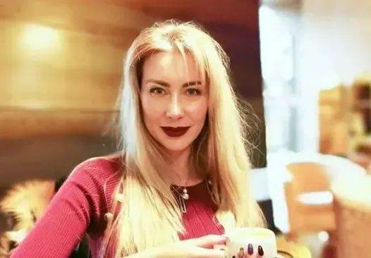 Антония Петрова обучава сина си на градинарство