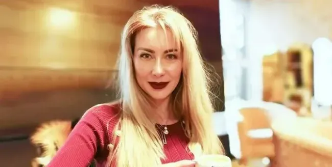 Антония Петрова обучава сина си на градинарство